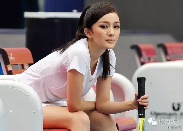 楊冪在恰好時(shí)休息椅上拍網(wǎng)球?qū)懻?性感撩人