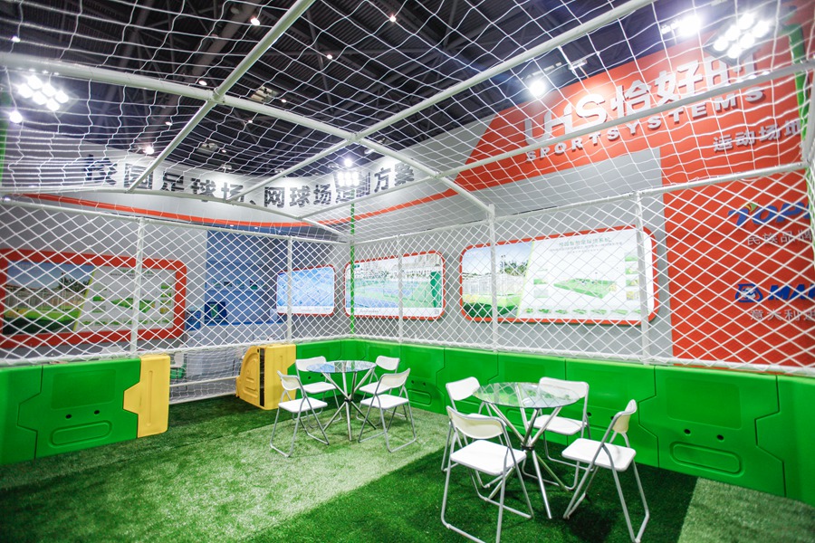火辣辣的重慶教育裝備展 嘩啦啦的恰好時(shí)校園智能足球場(chǎng)！